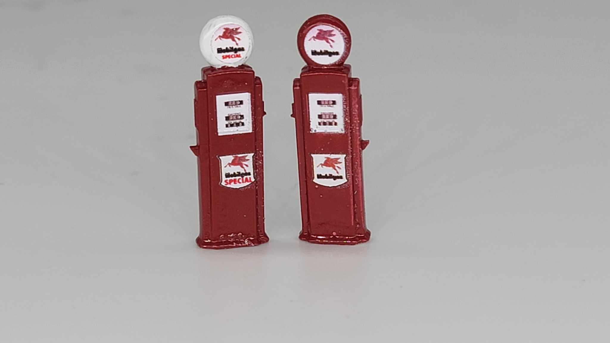 Deluxe Custom Gas Pumps - Mobil (S Scale)