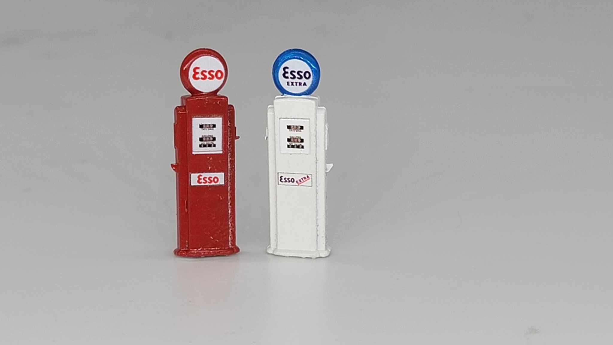 Deluxe Custom Gas Pumps - Esso (S Scale)